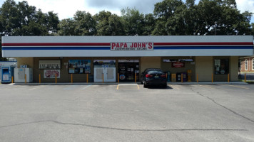 Papa John's Convenience Store outside