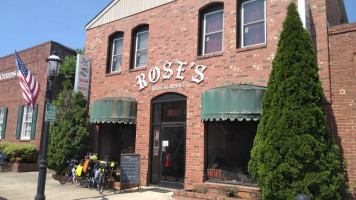 Roses Pizza outside