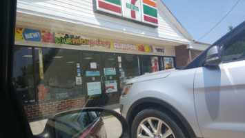 7-eleven outside