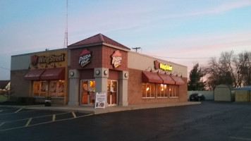 Pizza Hut outside