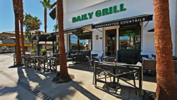 Daily Grill Palm Desert inside