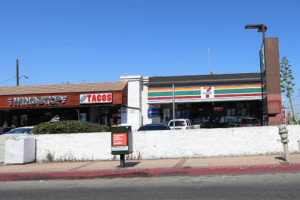 7-eleven outside