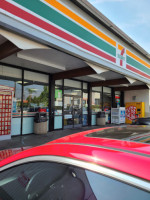 7-eleven outside