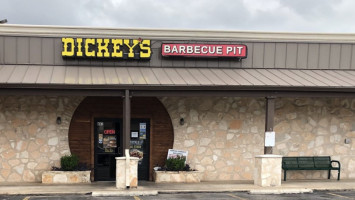 Dickeys Barbecue Pit outside