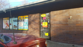 Panaderia La Mexicana outside