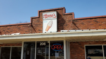 Young's Ice Creamery outside