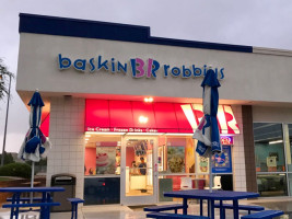 Baskin-robbins outside