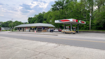 Harrodsburg Food Mart outside