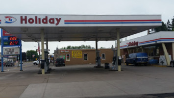 Holiday Stationstores In P outside