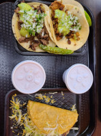 Tacos Del Gordo outside