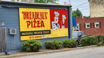 Breadeaux Pizza outside