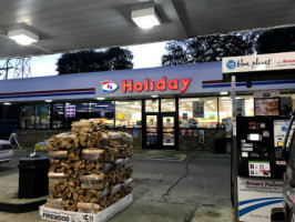 Holiday Stationstores outside