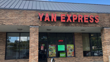 Yan Express outside