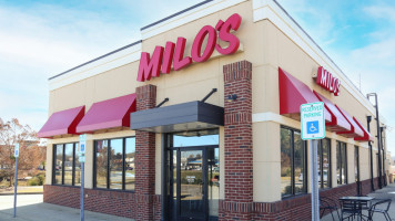 Milo's Hamburgers inside