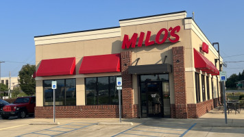 Milo's Hamburgers outside