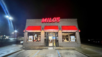 Milo's Hamburgers outside