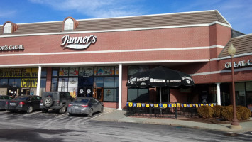 Tanner's Grill outside