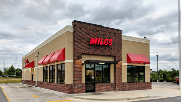 Milo's Hamburgers outside