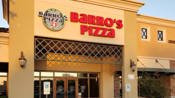 Barro's Pizza outside