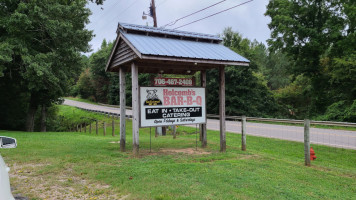 Holcomb's Barbeque Inc outside