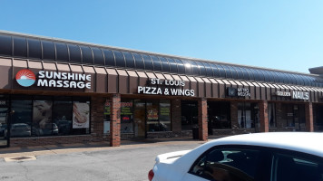 St Louis Pizza Wings outside