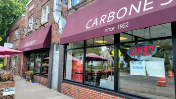 Carbones Pizza outside