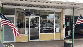 Baker's Smokehouse outside