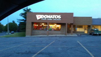 Donatos Pizza outside