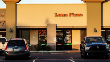 Luna Pizza inside