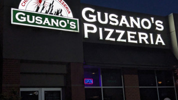 Gusano's Pizzeria outside