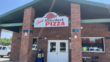 Jim's Razorback Pizza outside