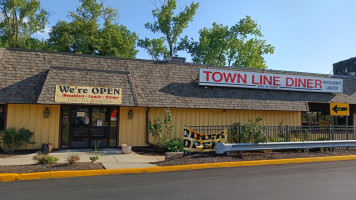 Town Line Diner outside