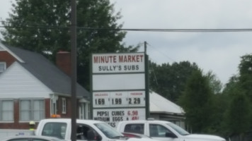 Sully's Subs outside