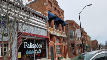 Palisades Cafe outside