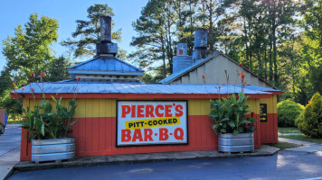 Pierce's Pitt -b-que outside