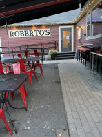 Roberto's outside