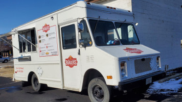 Mari's Fresh Burgers Food Truck outside