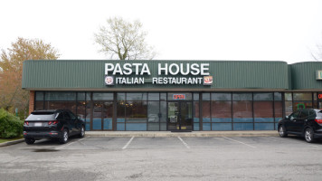 Pasta House: Italian outside