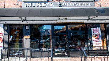 Mike's Pizza outside