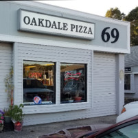 Oakdale Pizza outside