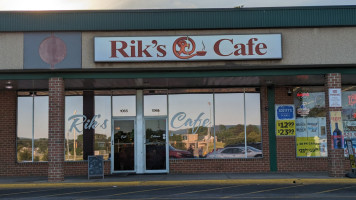 Rik's Cafe outside
