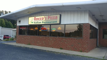 Rocco's Pizza outside