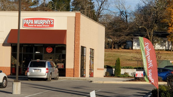 Papa Murphy 's Take 'n ' Bake Pizza outside