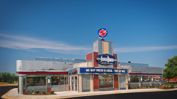 Silver Diner outside