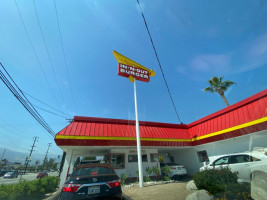 In-n-out Burger outside