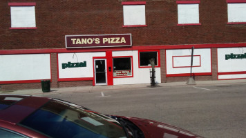 Tano's Pizza outside