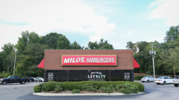 Milo's Hamburgers outside