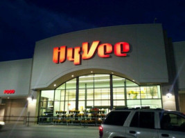 Hy-vee Market Grille outside