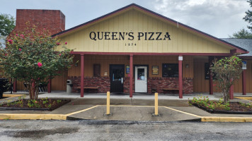 Queen's Pizza .of Clearwater food