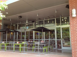 Burgerfi outside